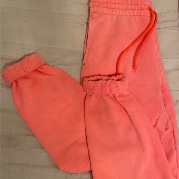Aritzia coral sweat pants